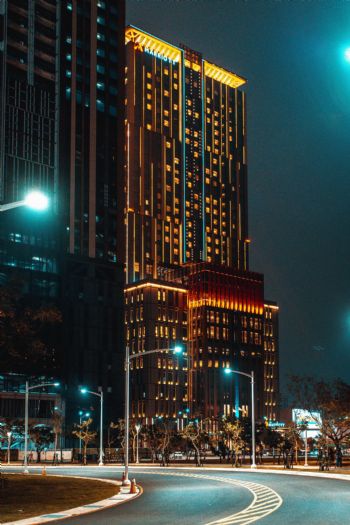 高雄萬豪酒店響應328關燈一小時，熄燈7,704盞守護地球，攜手公益傳遞愛